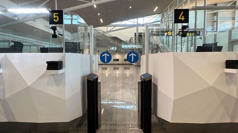 Mohamed V airport. Replacement of the double inspection with automatic doors