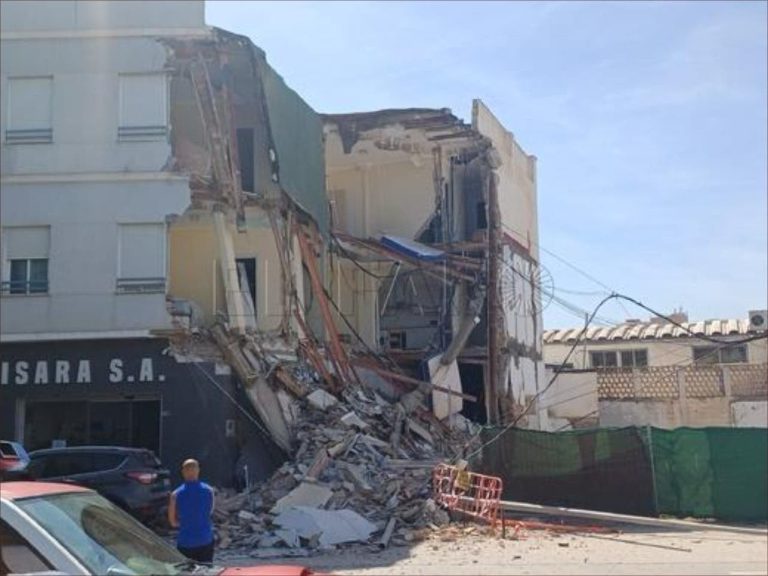 Moments of horror in the occupied Melilla ... A sudden collapse of a residential building that ignites a security alert
