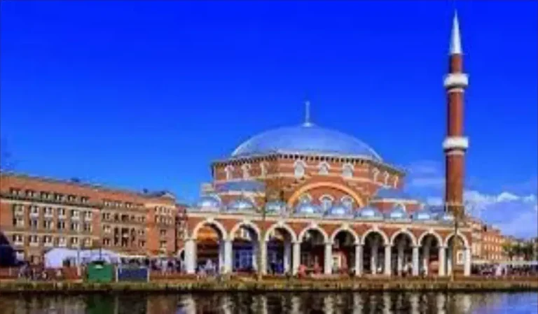 Ramadan in the Netherlands. Spirituality in mosques and chaos in the streets