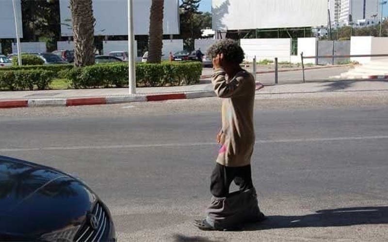 Settat .. mentally troubled threatening the lives of citizens with cane to the children of Saeed