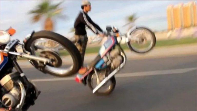 Teenagers raise terror with their cars and motorcycles near the "Ikea" store