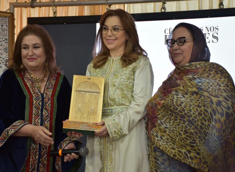 The Bab al-Fès association honors the Minister of Solidarity, Social Integration and the Family during the ceremony of distinction of exceptional women.