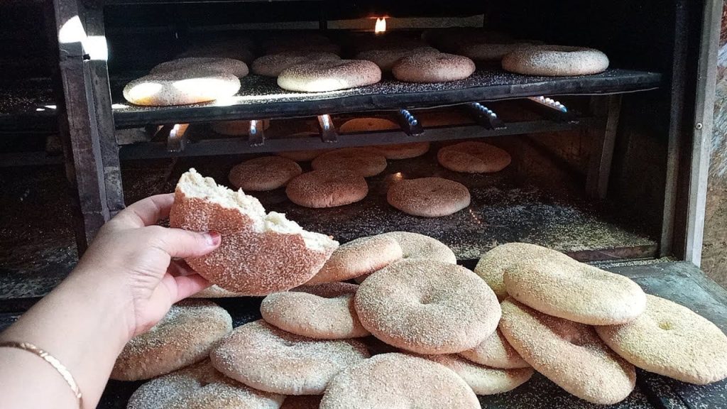 The "house bread" invades white and imposes the movement of surveillance committees