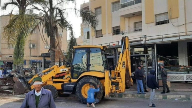 The loose authorities prevailed "young people" by demolishing the facades of the cafes
