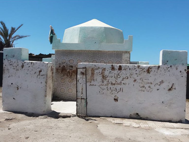 The new ones .. the authorities destroy the "shawafat" tents with the mausoleum of the navy Aisha