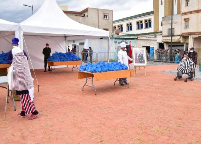 The royal guard distributes 5,000 breakfasts a day for families in need