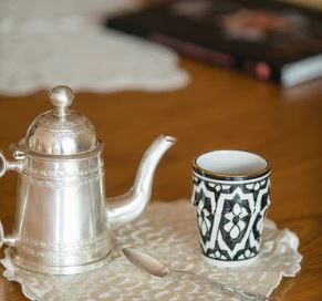 Ce Ramadan, un café mondial s'associe à Chabi Chic pour offrir des tasses artisanales aux saveurs marocaines