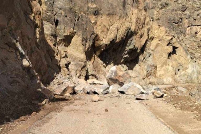 Tiznit .. The rains cut the road on Wednesday, Ait Ahmed, after the collapse of the stones