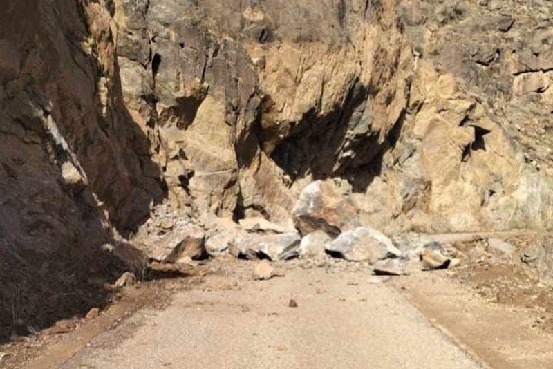 Tiznit .. The rains cut the road on Wednesday, Ait Ahmed, after the collapse of the stones