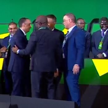 quand l'algérien walid sadi, nouveau venu à la caf, félicite le Marocain Faouzi lakjaà réelu à la FIFA: un véritable message porteur de respect mutuel