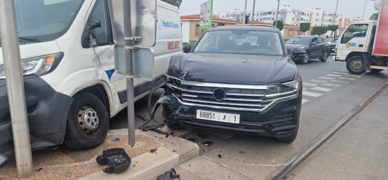 Sali .. a strong collision between an ambulance and a car that hinders traffic and stop tram