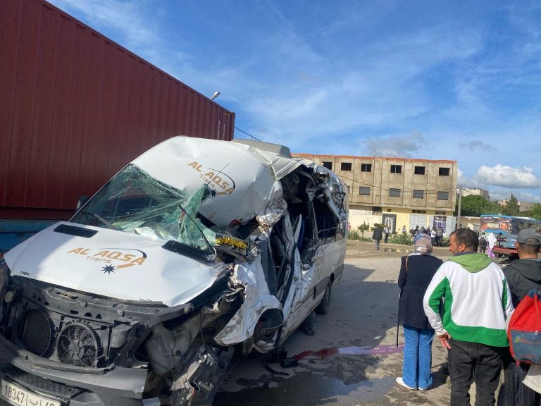Tangier .. A car driver was killed to transport workers to a terrible traffic accident (photos)