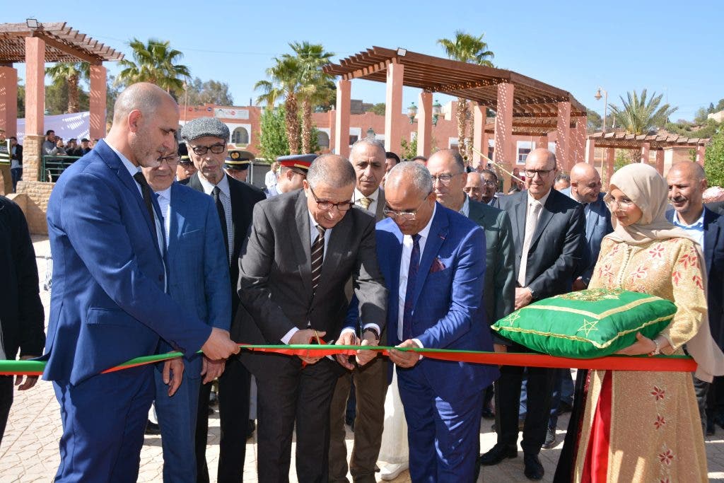 The worker in the Jaradah region oversees the opening of the regional exhibition for traditional industry