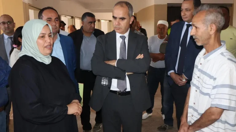 A Bell worker takes decisive measures to facilitate the transfer of merchants to the new municipal market