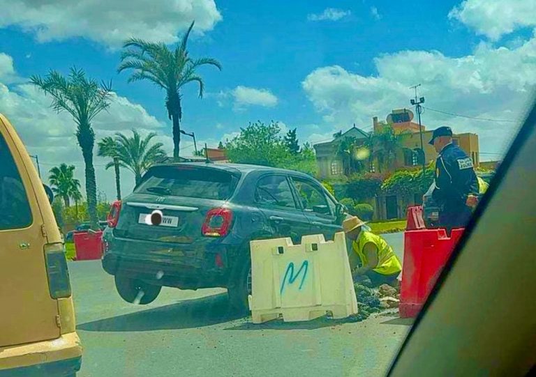 A car falls into a hole in Marrakech, which means that citizens are unhappy