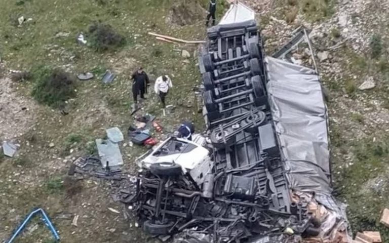 A driver was killed after his truck fell from the top of the small bridge of the palace