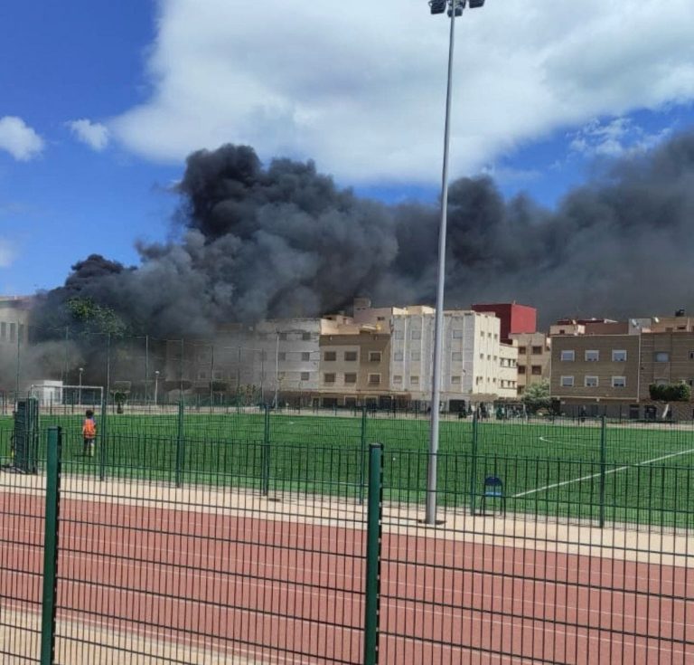 A sudden fire in Porsche from the municipal swimming pool in Nador