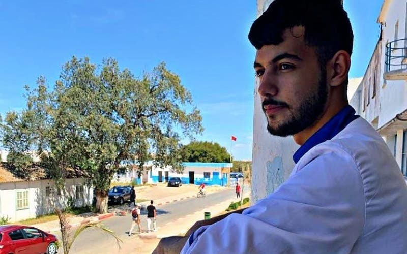 A young nurse saves the life of a mother and her baby in exceptional circumstances, at the top of Dades