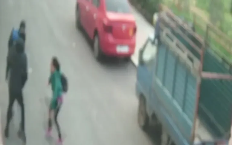 Al -bayda .. a thief who assnds a woman with his daughter suddenly in the main street