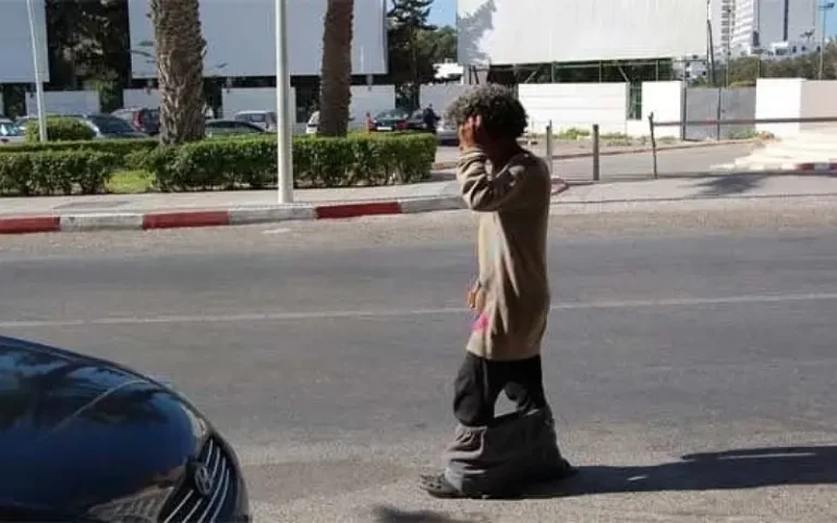 Al -bayda .. mentally disturbed by 4 people in the public street