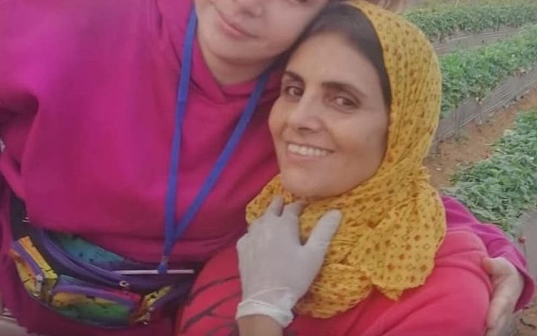It is the truth of actress Fatima Akef in the strawberry fields in Spain