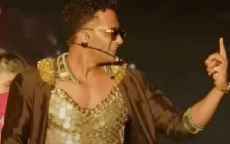 Mohamed Ramadan raises Egypt's flag at the "Cochlla" festival and raises the controversy with its appearance