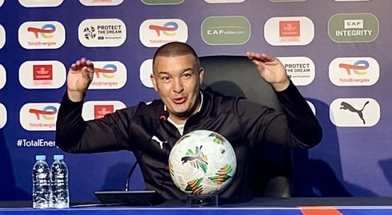 Nabil Baha receives the best coach of the African Cup for boys