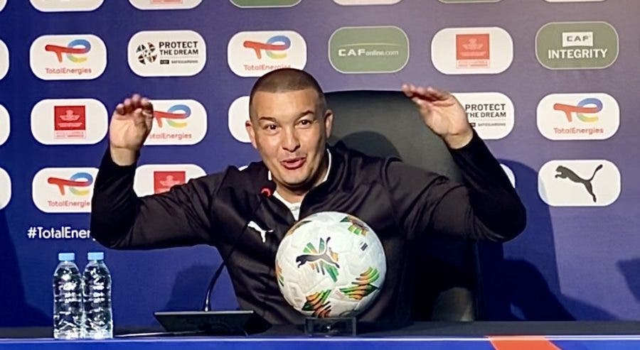 Nabil Baha receives the best coach of the African Cup for boys