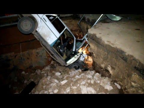 وجدة .. وزارة التجهيز تعوض صاحب سيارة سقطت في حفرة