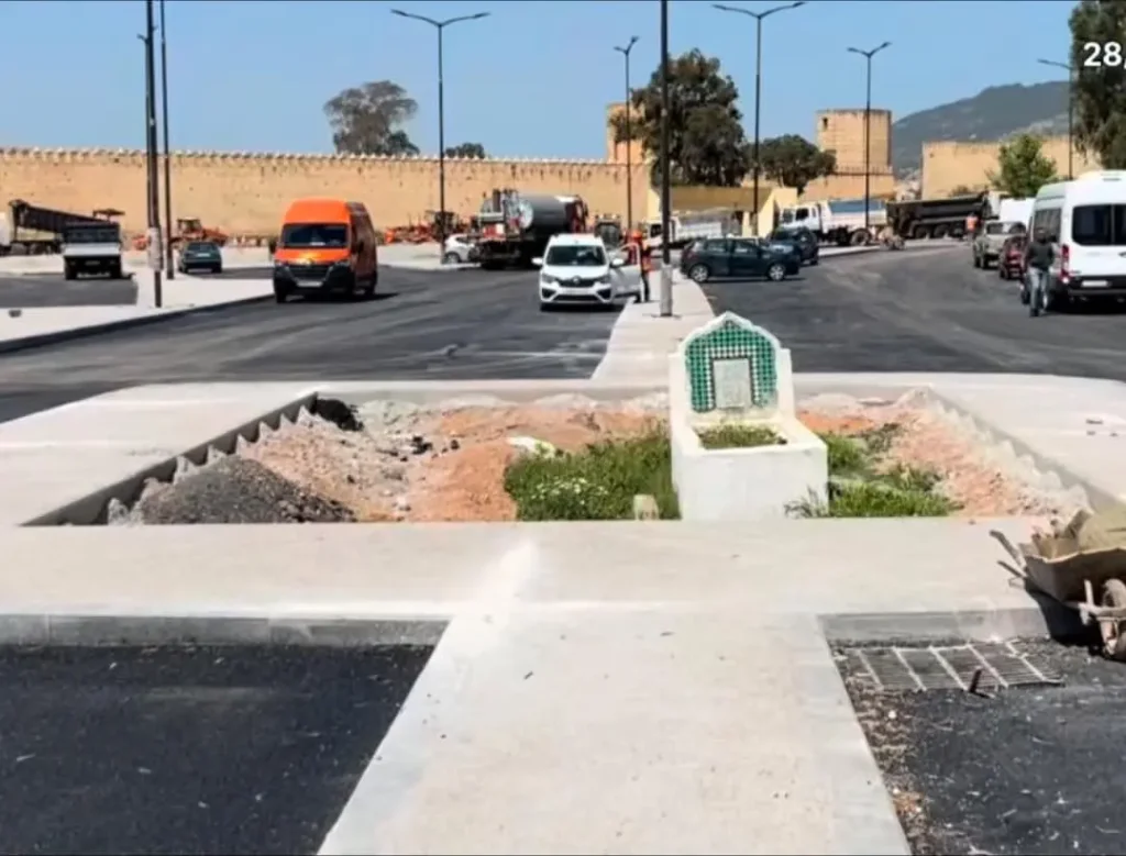 "Sir al -makhta" .. only one grave in the middle of a parking lot which causes controversy in Fez
