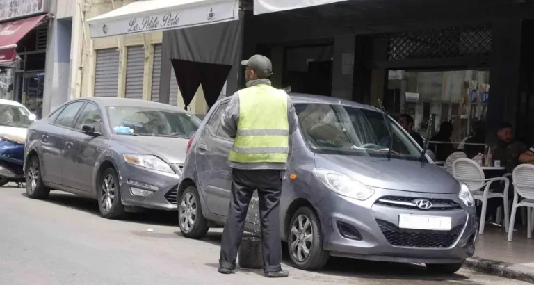 Stop many fictitious car guards in Marrakech.