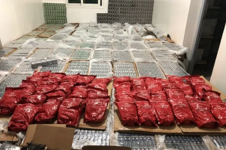 The customs of Morocco drop a smuggler to the Melillil crossing in possession of 30 kg of Al -Muasal