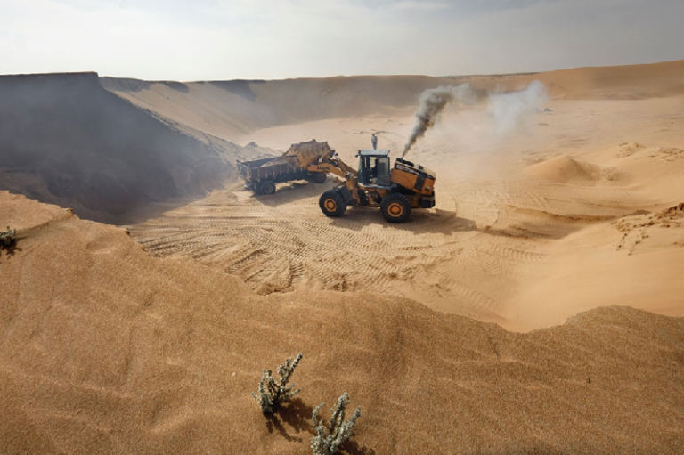 The looting of the sand in the head of the water ... the destruction of the environment and the disappearance of the revenues of the State in the absence of censorship