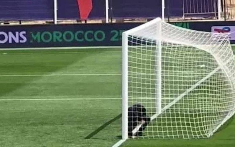 This only happens in Africa. A member of the Mali team tries to put "Suhoor" in the field and a member of the "Kef" prohibited