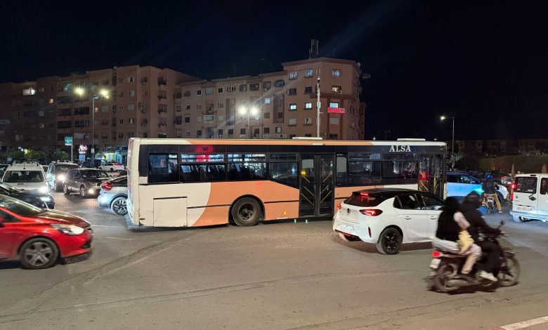The dilapidated "Alza" bus causes traffic and traffic to Marrakech (photos)