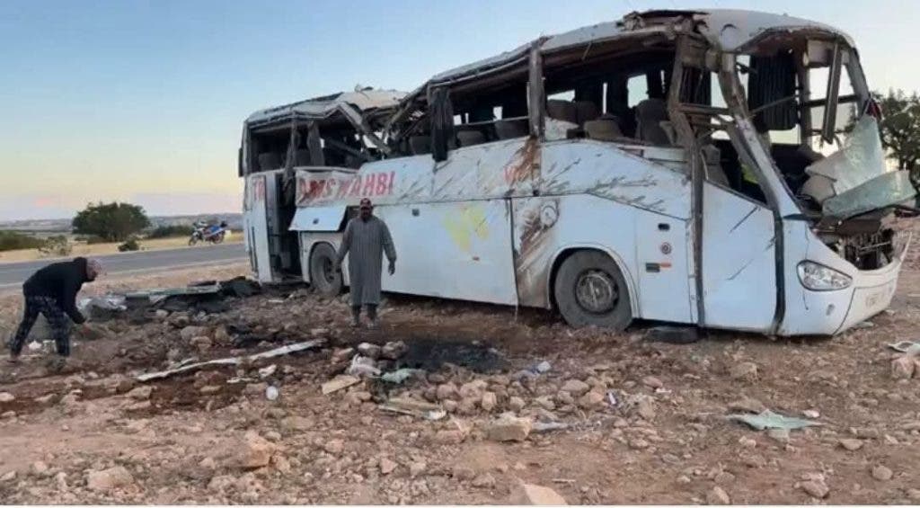 A horrible traffic accident in Tamnar. 8 dead and 20 injured as a result of a passenger bus with a car (photos).