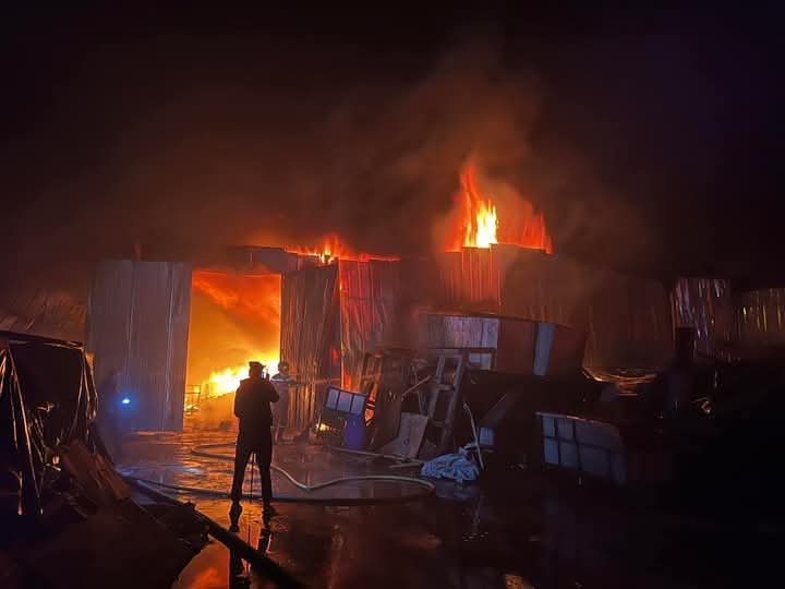 A fire devouring an industrial unit in Settat