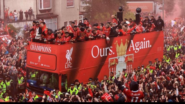 An accident on the run that spoils the celebrations of Liverpool fans with the title of the League