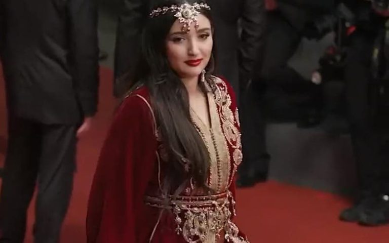 Feryal Al -Zayri shines in the Moroccan caftan on the red carpet at the Cannes Festival