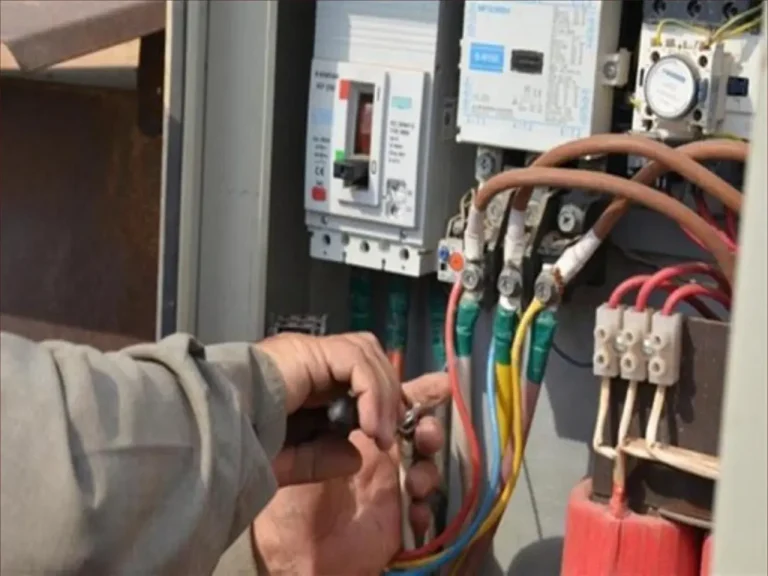 Fez .. heavy maintenance in the event of electric current flight and distribution to Marshi merchants in Benslimane