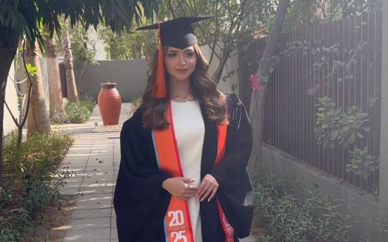 Hala Al -Turb celebrates his diploma and his father, Muhammad al -Urk, dissolves the ice by appearing