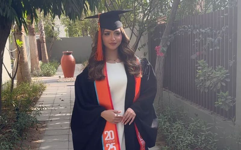Hala Al -Turb celebrates his diploma and his father, Muhammad al -Urk, dissolves the ice by appearing