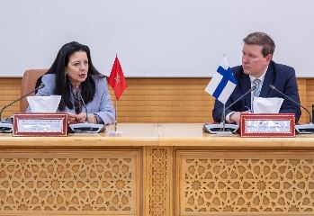 la Ministre Amal El Fallah El Sghrouchni tient une réunion de travail avec M. Ville Tavio, Ministre finlandais du Commerce Extérieur et du Développement
