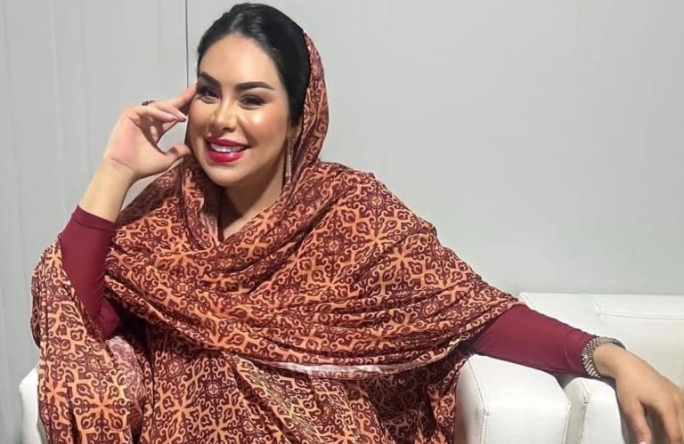 Najat al -ragawi shines in the torn desert during the Tanatan season and attracts attention -an image