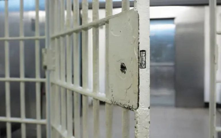 Single .. the insult of a police officer who leads to the arrest of 3 people and deposited them in the prison of Al-Wadaya