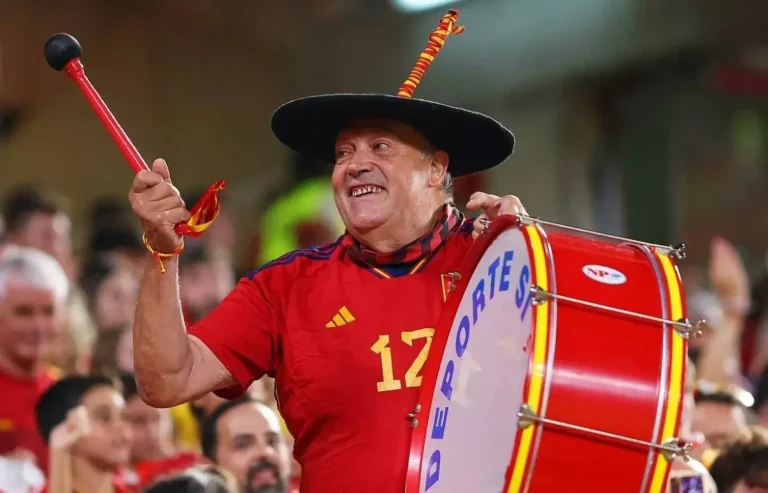Spain .. The death of "Manolo" is the most famous fan of the Spanish national team, "La Rokha"