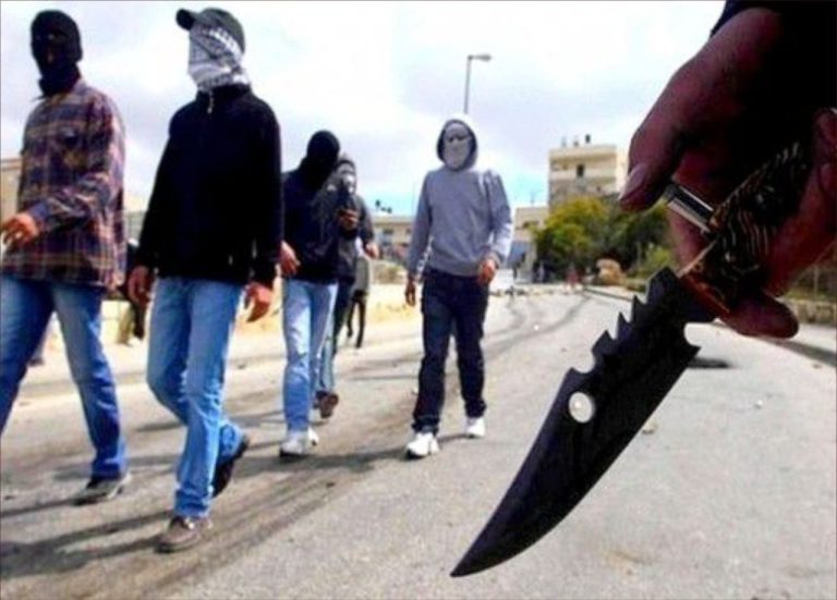 Stone attack against cars Road users Dariush - Bin Tayeb raises panic