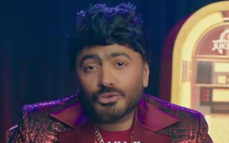 Tamer Hosni is preparing to experience a popular song and surprises the public with his look