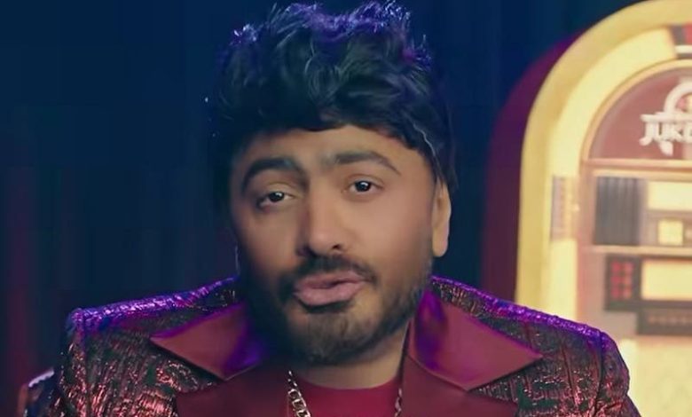 Tamer Hosni is preparing to experience a popular song and surprises the public with his look