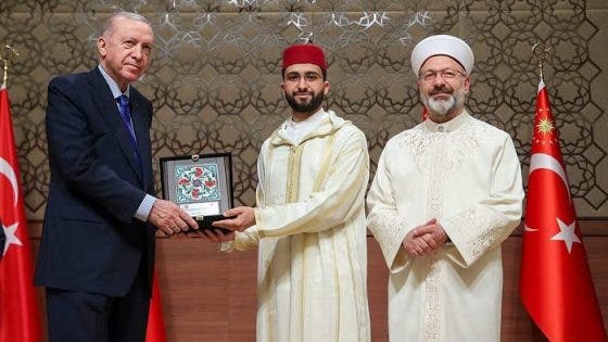 القارئ المغربي وراش يرفع راية الوطن في تركيا